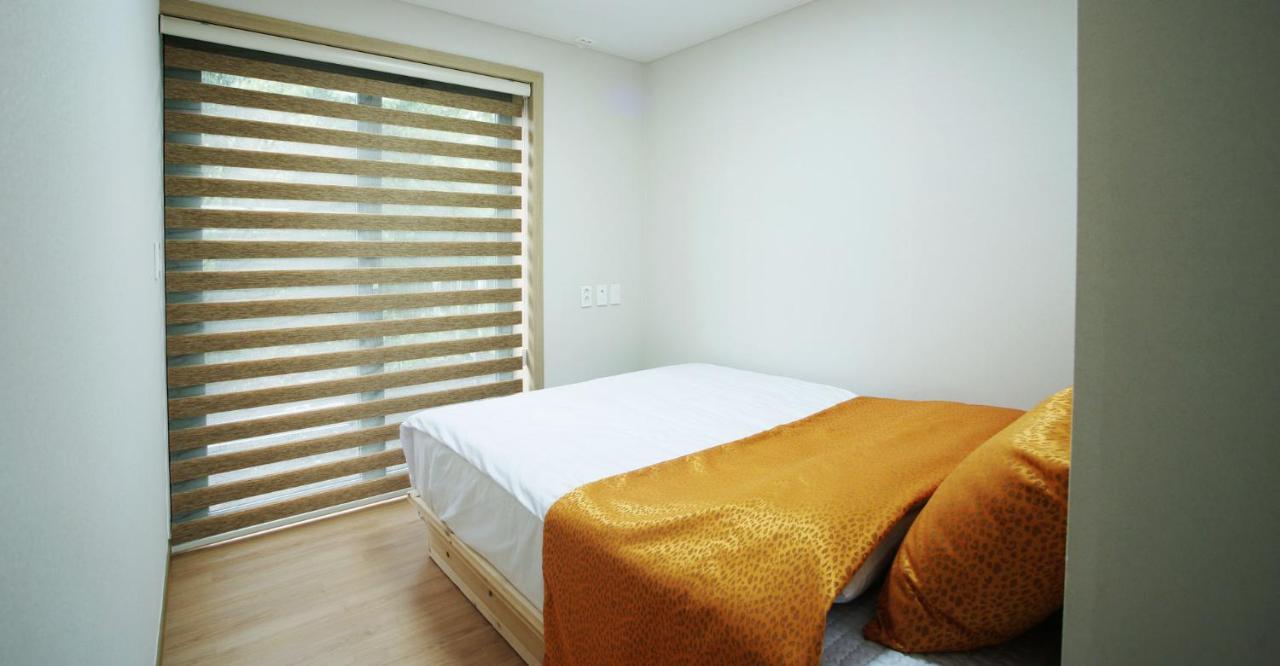 Gotjawal Geomunoreum Pension Jeju Extérieur photo