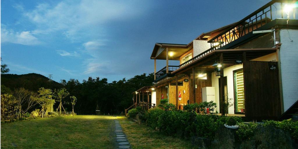 Gotjawal Geomunoreum Pension Jeju Extérieur photo